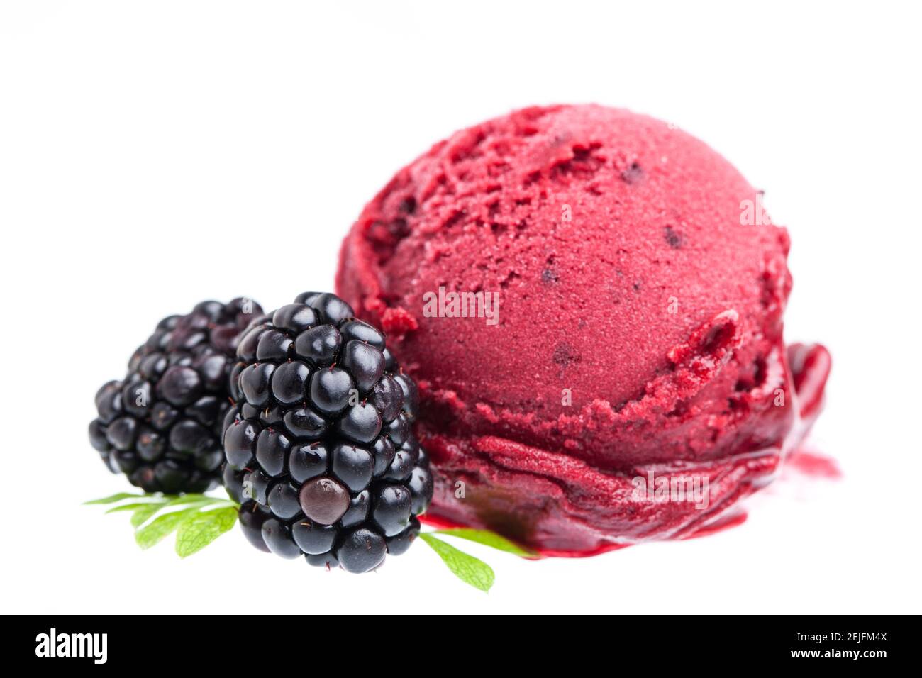 Boule de glace rouge aux mûres Banque D'Images