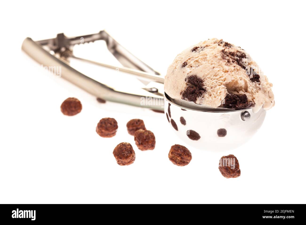 ajoutez une cuillère avec de la glace à la vanille et des morceaux de gâteau Banque D'Images