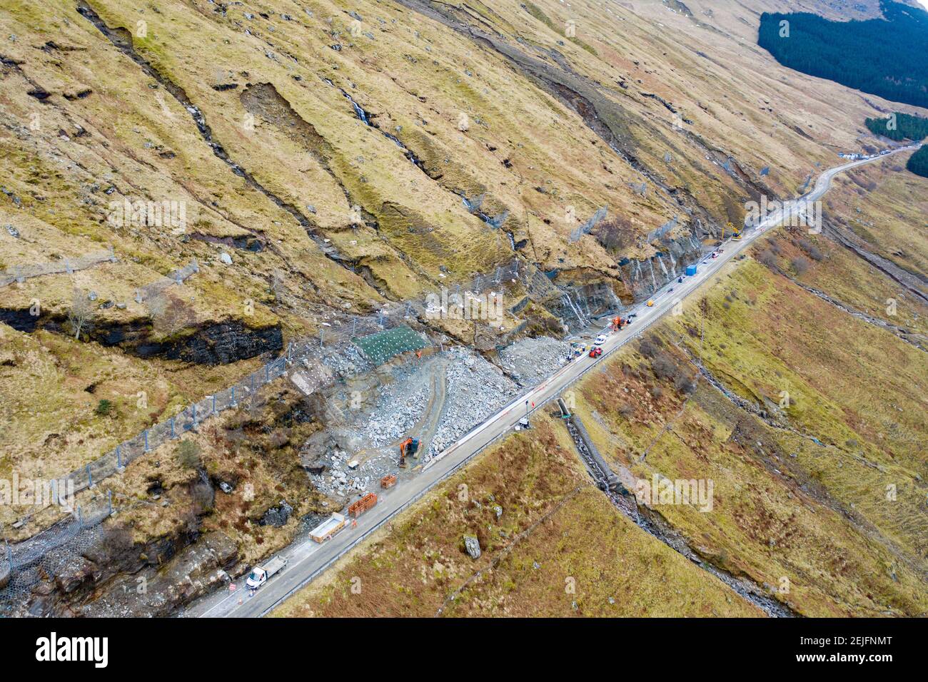Glen Croe, Arrochar, Écosse, Royaume-Uni. 22 févr. 2021. Vue aérienne des travaux d'ingénierie préventive de glissement de terrain à A83 au repos et être reconnaissant Pass à Glen Croe. L'itinéraire important a été suivi par des glissements de terrain qui ont souvent fermé la route principale A83, forçant la circulation à utiliser la voie unique Old Military Road ci-dessous. Les derniers glissements de terrain ont même bloqué cette route. Actuellement, la circulation est escortée dans un sens dans les convois. Pic; travaux d'ingénierie en cours à A83. Iain Masterton/Alay Live News Banque D'Images