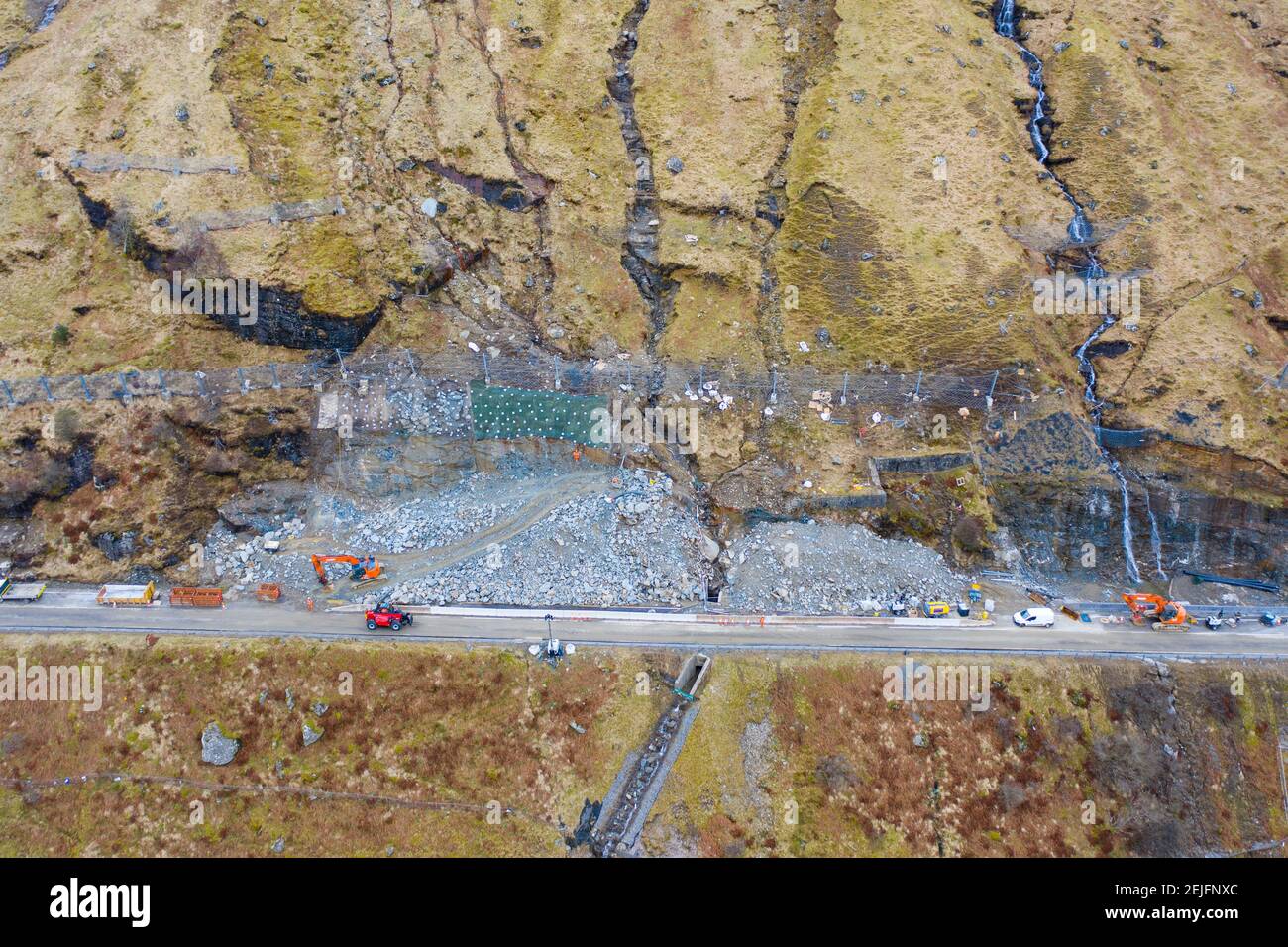 Glen Croe, Arrochar, Écosse, Royaume-Uni. 22 févr. 2021. Vue aérienne des travaux d'ingénierie préventive de glissement de terrain à A83 au repos et être reconnaissant Pass à Glen Croe. L'itinéraire important a été suivi par des glissements de terrain qui ont souvent fermé la route principale A83, forçant la circulation à utiliser la voie unique Old Military Road ci-dessous. Les derniers glissements de terrain ont même bloqué cette route. Actuellement, la circulation est escortée dans un sens dans les convois. Pic; travaux d'ingénierie en cours à A83. Iain Masterton/Alay Live News Banque D'Images