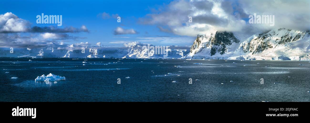 Icebergs flottant dans Océan, Antarctique Banque D'Images