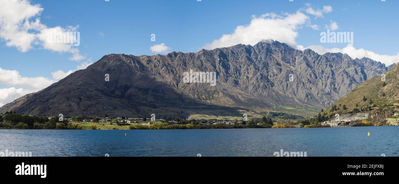 Lac avec chaîne de montagnes en arrière-plan, les Remarkables, lac Wakatipu, quartier de Queenstown-Lakes, région d'Otago, Île du Sud, Nouvelle-Zélande Banque D'Images