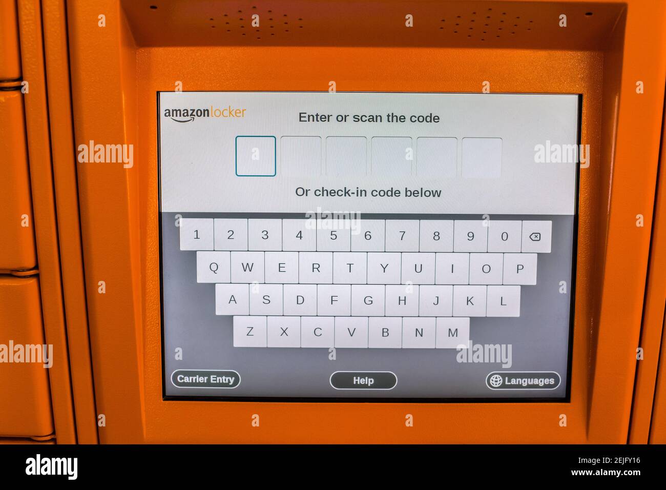 Amazon Locker dans le centre commercial, point de ramassage orange pour les marchandises par correspondance portant le logo de la marque Amazon. Gros plan de l'écran. Lyon, France - 23 février 20 Banque D'Images