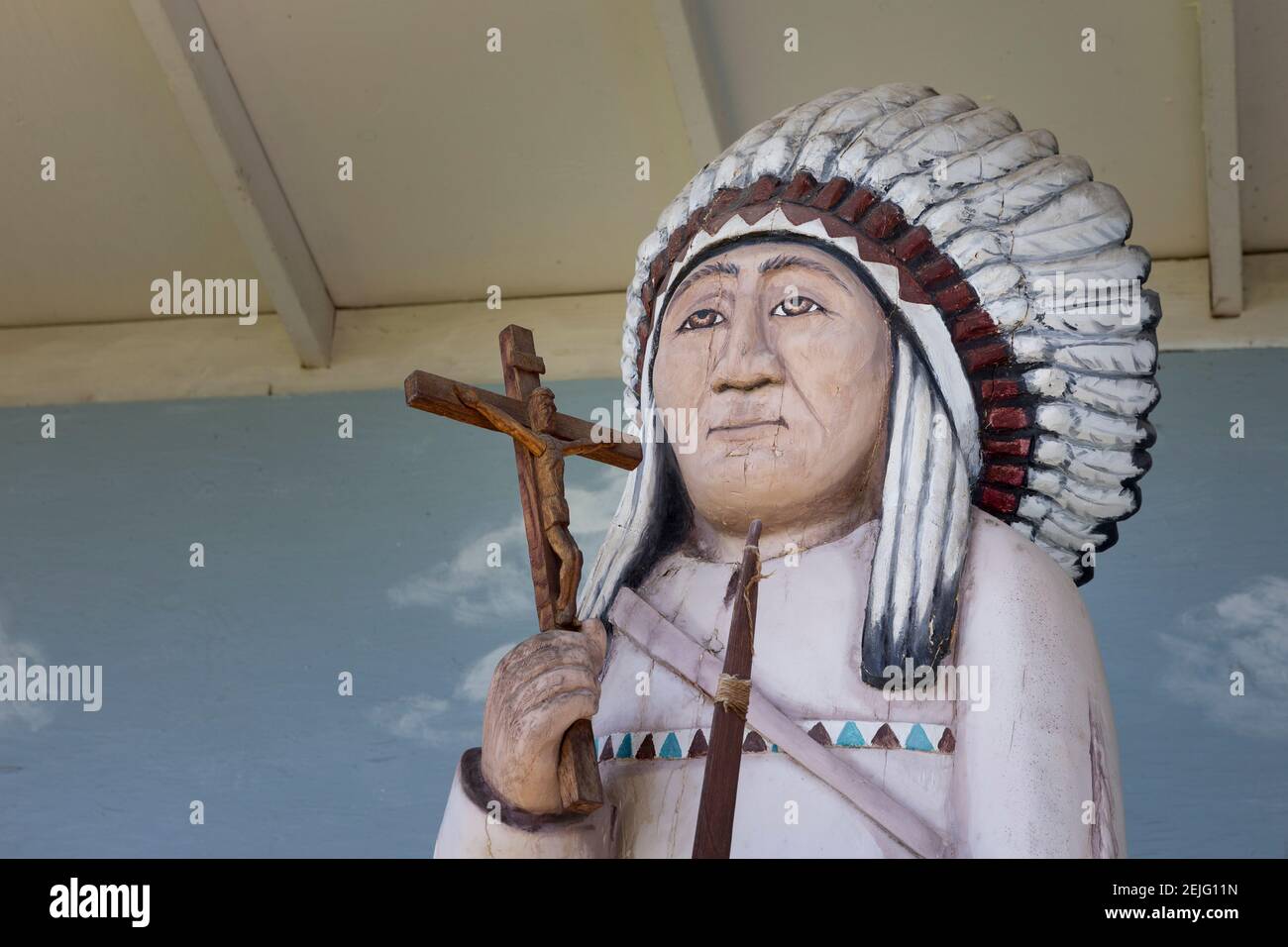 Statue du chef Victor Slem-Cry-cre tient un crosse rustique à la mission St. Mary's à Stevensville, Montana. Banque D'Images