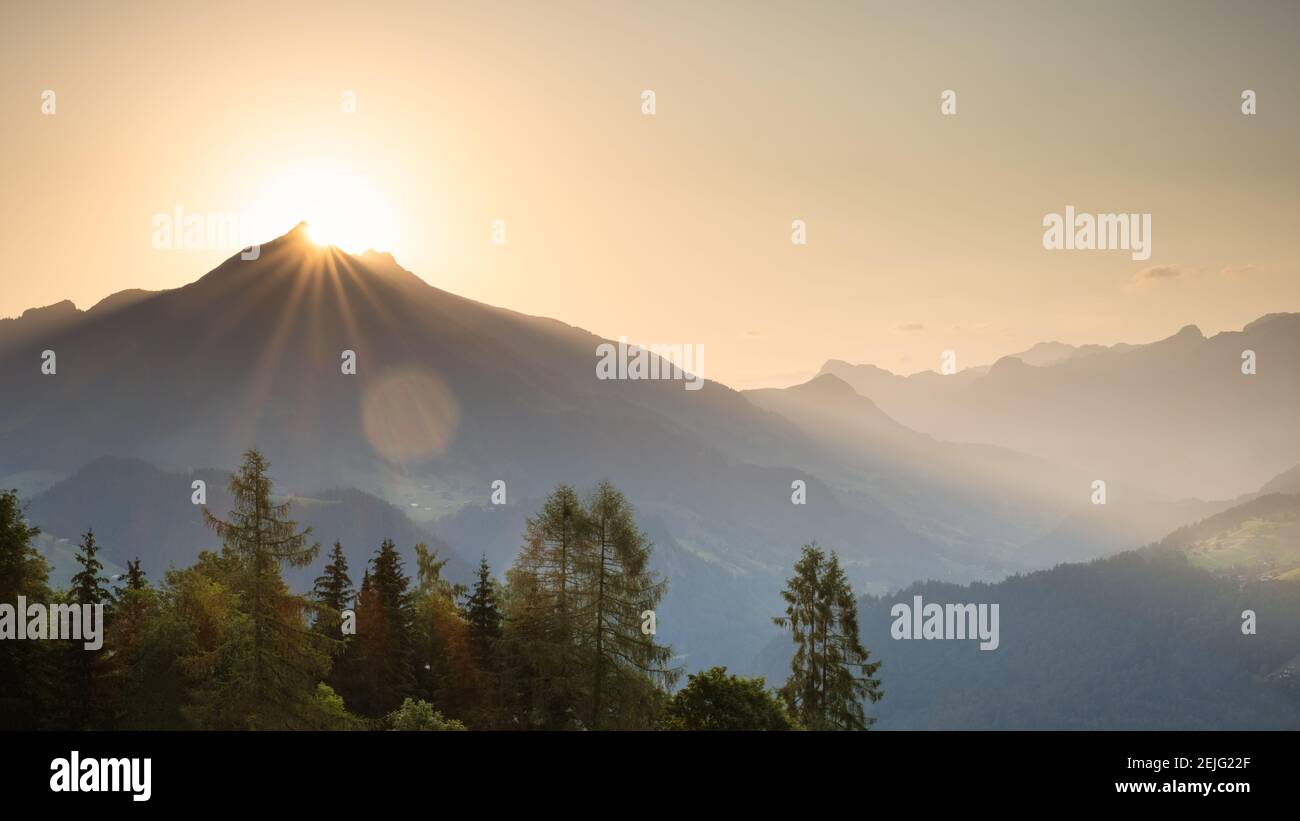 Magnifique panorama alpin dans les Alpes de Vaud près de Leysin, magnifique lever de soleil au pic Chaussy. Romandy, Suisse Banque D'Images