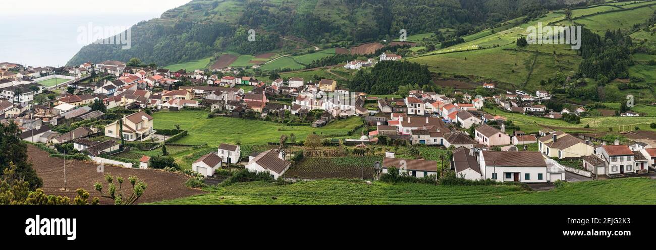 Vue panoramique sur les maisons d'un village, île de Sao Miguel, Açores, Portugal Banque D'Images