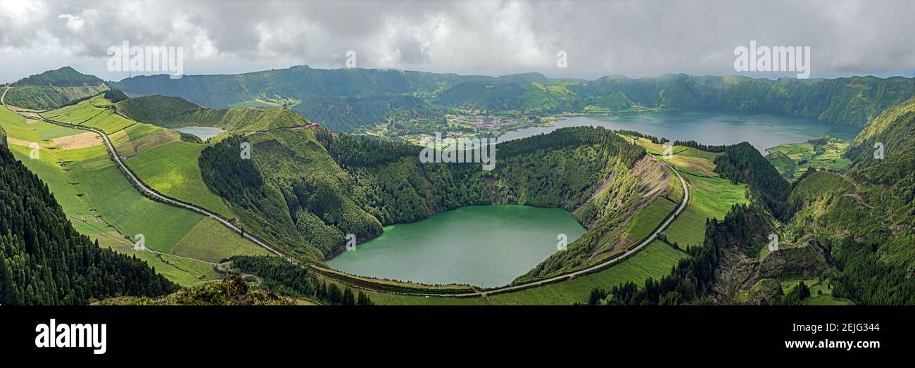 Vue en hauteur du complexe stratovolcanique, Sete Cidades Caldara, île de Sao Miguel, Açores, Portugal Banque D'Images