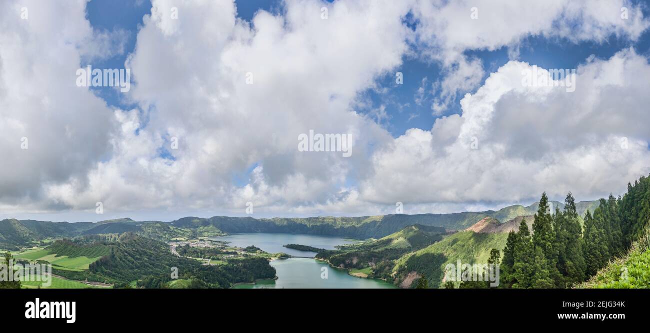 Vue sur les nuages au-dessus du lac, Lagoa do Fogo, île de Sao Miguel, Açores, Portugal Banque D'Images