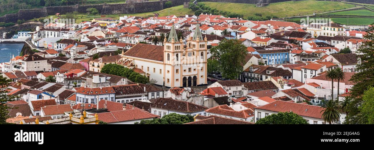 Vue de haut angle de la cathédrale dans une ville, Angra do Heroismo, l'île de Terceira, Açores, Portugal Banque D'Images