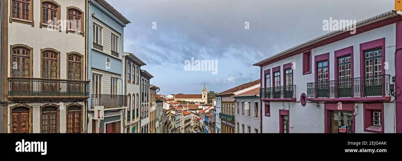 Vue sur les maisons de la rue, Angra do Heroismo, l'île de Terceira, les Açores, le Portugal Banque D'Images