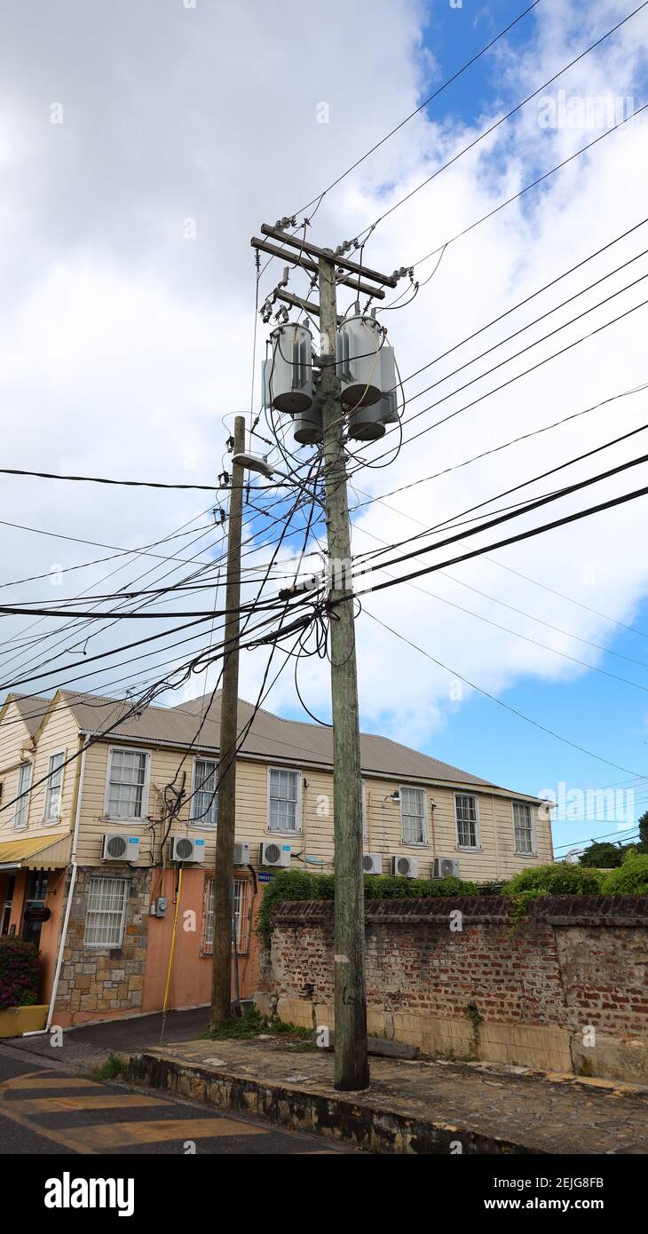 Style de l'île des Caraïbes de distribution d'électricité, montrant des lignes de transformateur et de poteau et de distribution à Saint John's Antigua-et-Barbuda, Caraïbes nous Banque D'Images