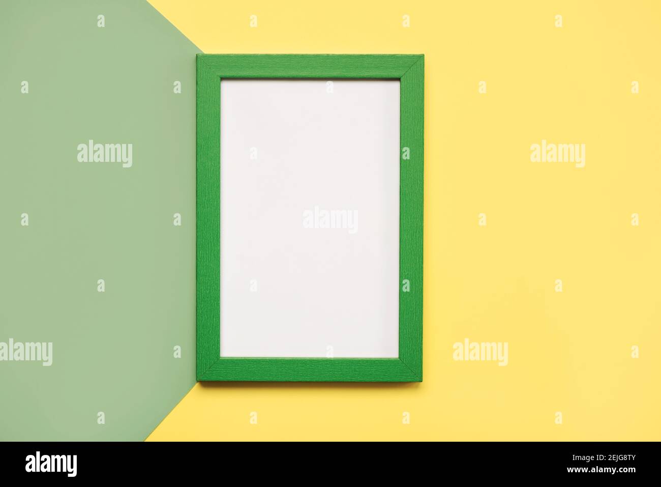 Cadre vert avec espace de copie blanc sur un et vert Arrière-plan jaune.arrière-plan abstrait Banque D'Images