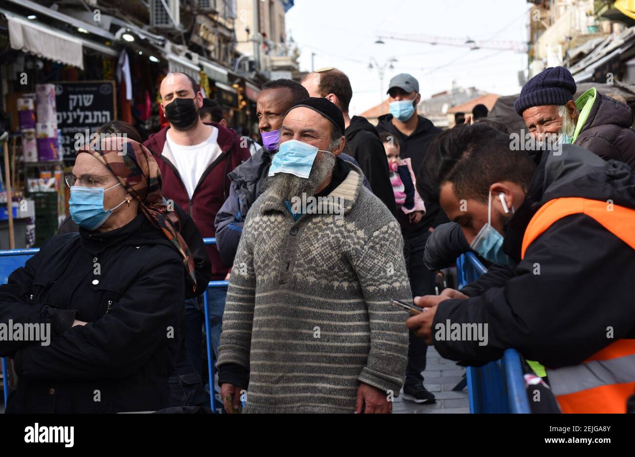 Jérusalem, Israël. 22 février 2021. Les gens attendent en ligne pour recevoir le vaccin contre le coronavirus Pfizer-Biotech dans une clinique mobile Magen David Adom établie à Jérusalem. Marché de Mahane Yehuda, le lundi 22 février 2021. Photo par Debbie Hill/UPI crédit: UPI/Alay Live News Banque D'Images