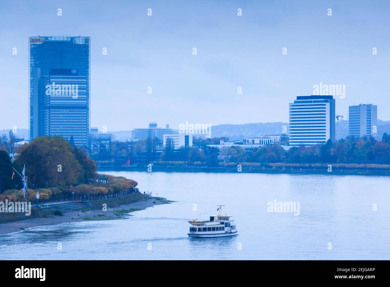 Deutsche Post Tower by Rhein River, Bonn, Rhénanie-du-Nord-Westphalie, Allemagne Banque D'Images