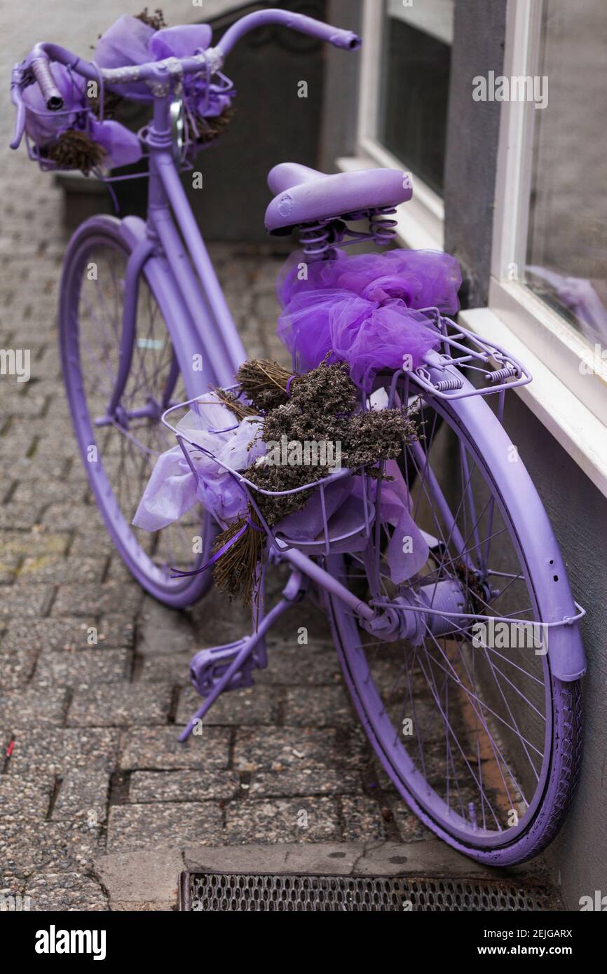 Vélo violet dans la rue, Limburg an der Lahn, Hesse, Allemagne Banque D'Images