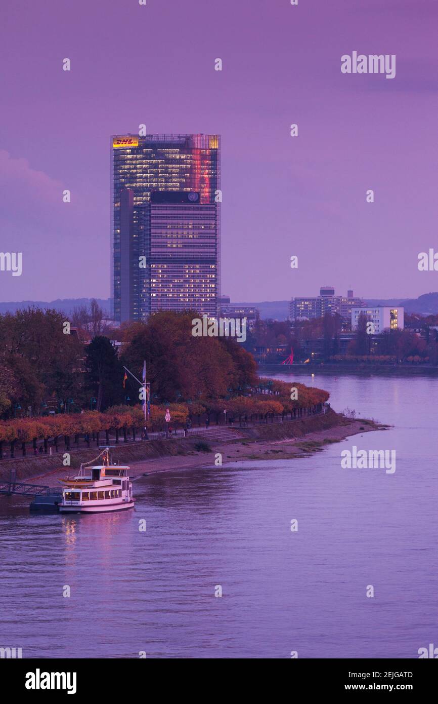 Deutsche Post Tower par le Rhin à la tombée de la nuit, Bonn, Rhénanie-du-Nord-Westphalie, Allemagne Banque D'Images