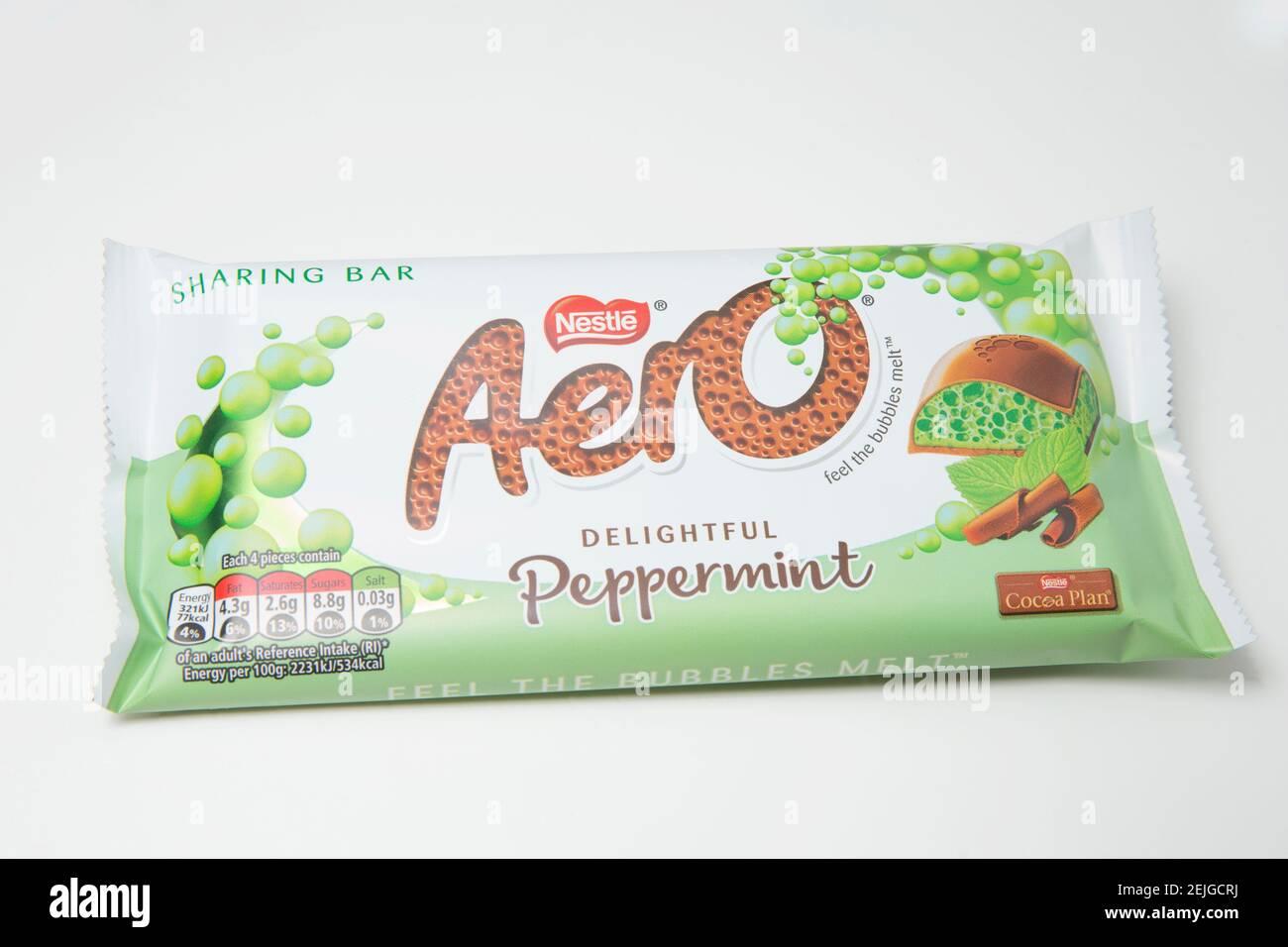 Un délicieux Peppermint Aero Bar de Nestlé acheté dans un supermarché au Royaume-Uni. Arrière-plan blanc. Angleterre GB Banque D'Images