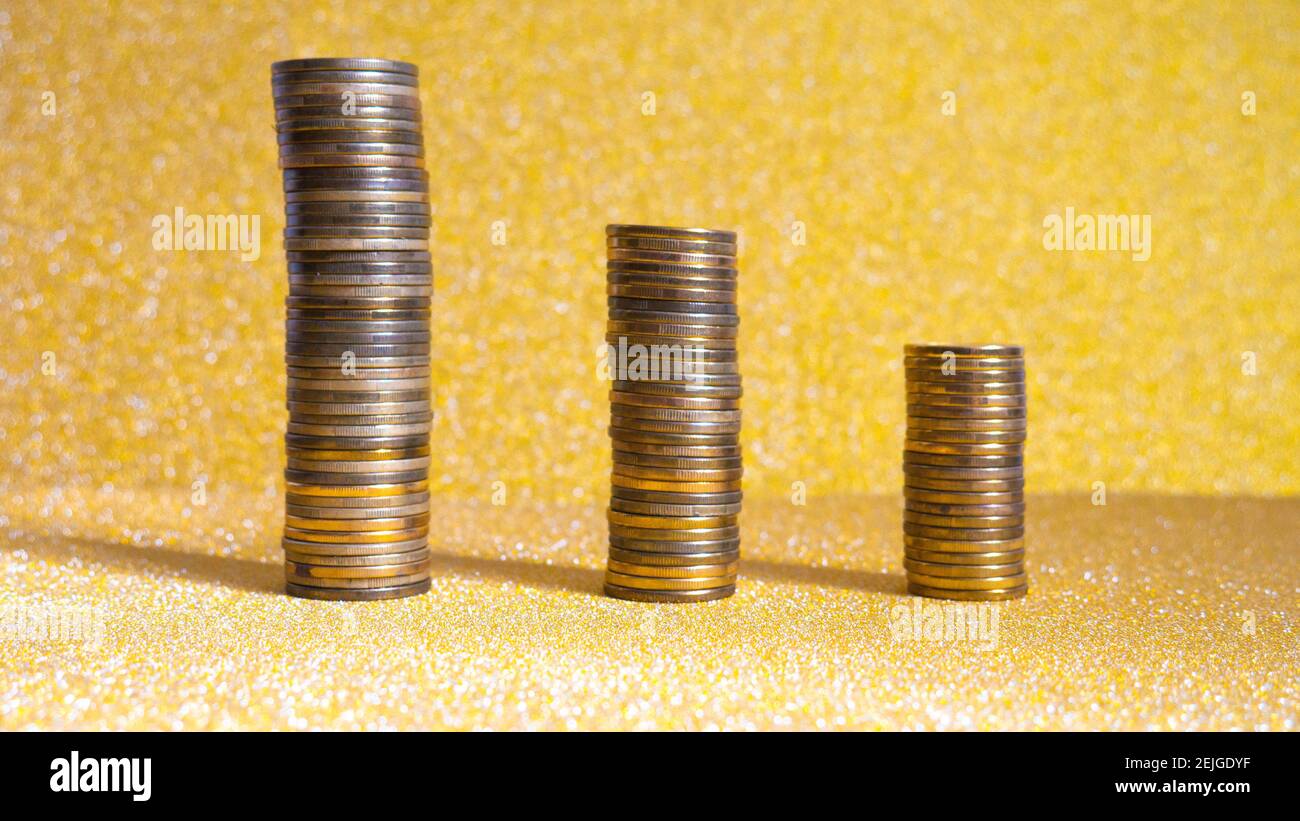 Trois piles de pièces sur fond doré. Arrière-plan du concept de devise virtuelle bitcoins Money. Monnaie numérique. Banque D'Images