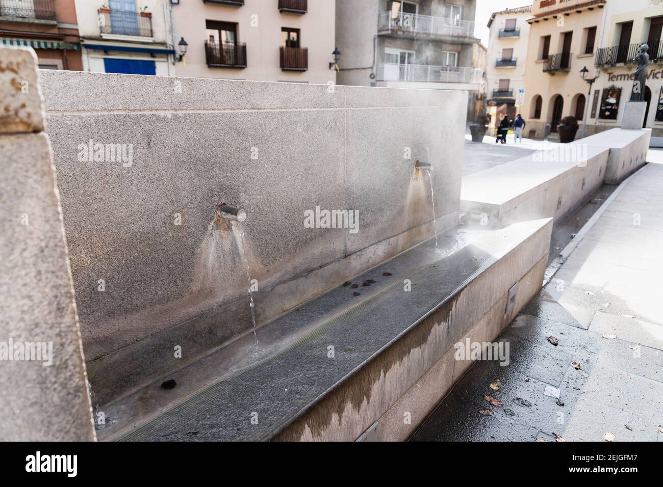 CALDES DE MONTBUI, ESPAGNE - 31 JANVIER 2021 : vue rapprochée de la fontaine d'eau de source chaude de Caldes de Montbui, Catalogne, Espagne. Eau minérale naturelle Banque D'Images