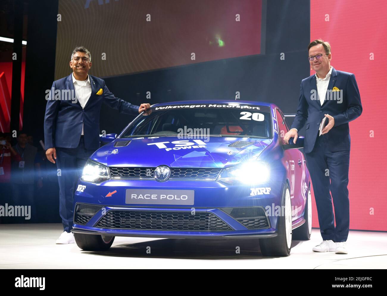Steffen Knapp (R), Directeur, Volkswagen Passenger Cars India dévoile la  voiture Volkswagen TSI Powered Race Polo à l'Auto Expo 2020 dans le Grand  Noida. (Photo de Ganesh Chandra / SOPA Images /