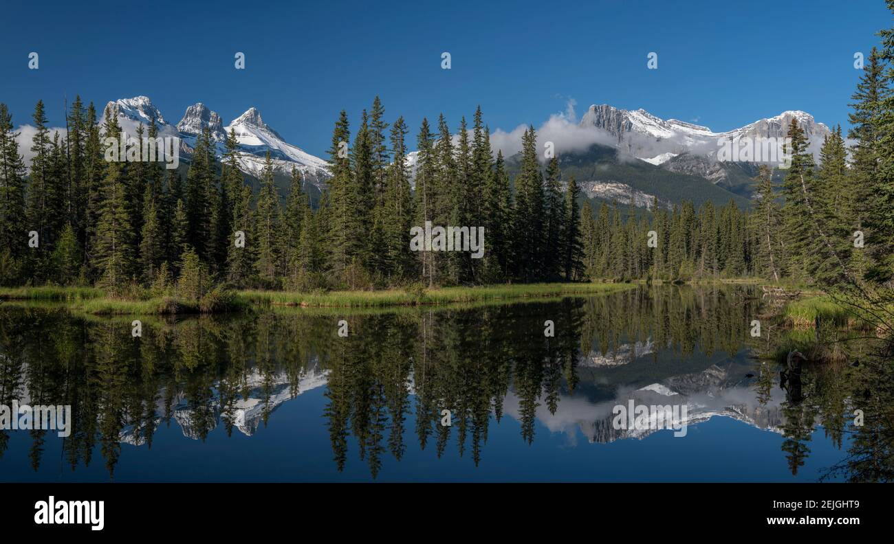 Lac avec montagnes en arrière-plan, Three Sisters Mountain, Mount Lawrence Grassi, Canmore, Alberta, Canada Banque D'Images