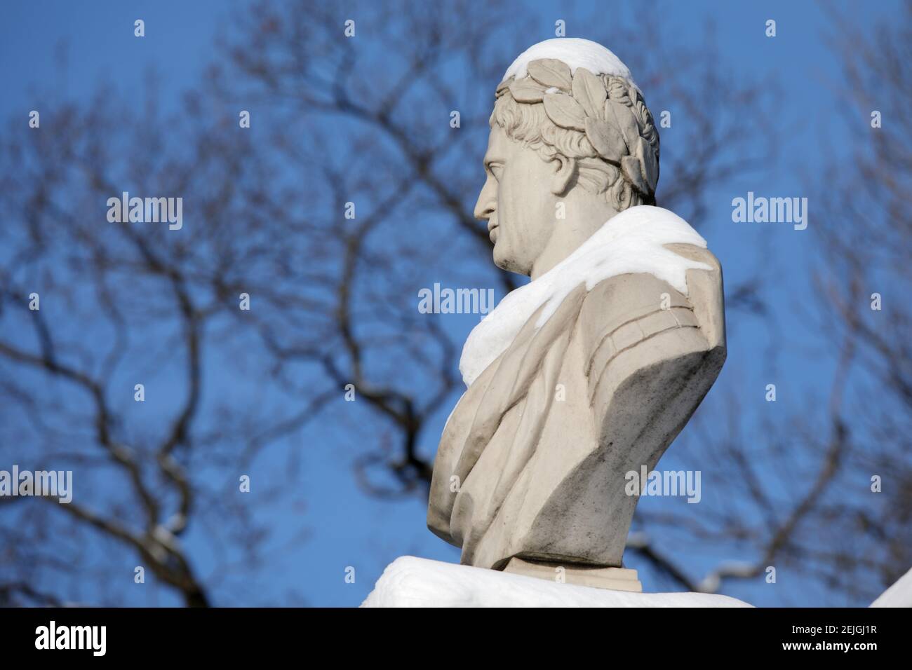 Buste antique sur la clôture du palais des comtes de Bobrinsky à Saint-Pétersbourg, Russie sous la neige dans une belle journée d'hiver Banque D'Images