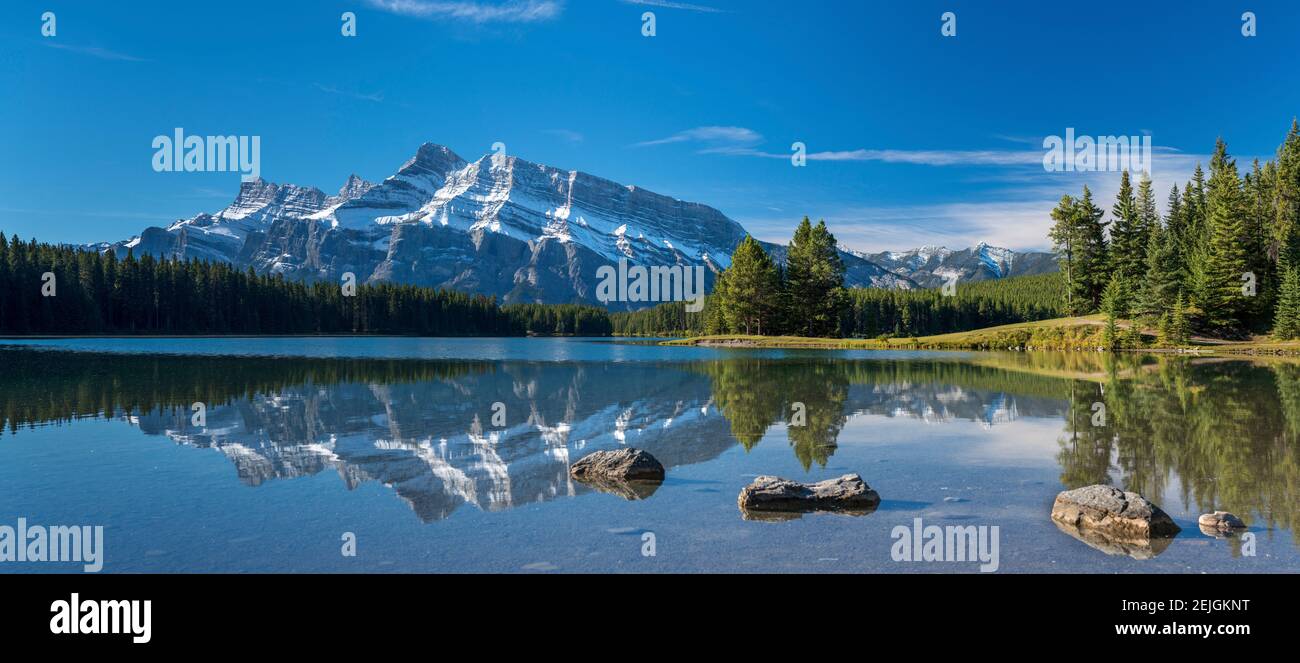 Vue panoramique du mont Rundle reflétée dans Two Jack Lake, parc national Banff, Alberta, Canada Banque D'Images