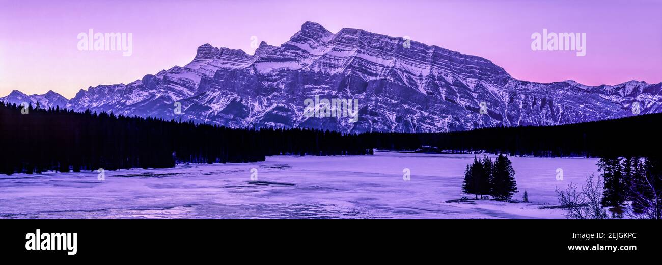 Vue panoramique sur le lac deux-Jack gelé à l'aube, Mont Rundle, parc national Banff, Alberta, Canada Banque D'Images