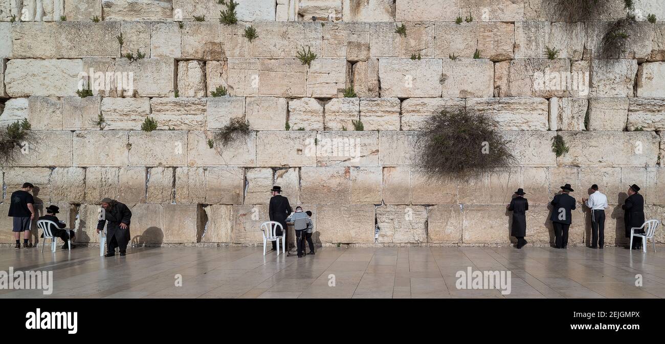 Les Juifs priant au mur occidental, Jérusalem, Israël Banque D'Images