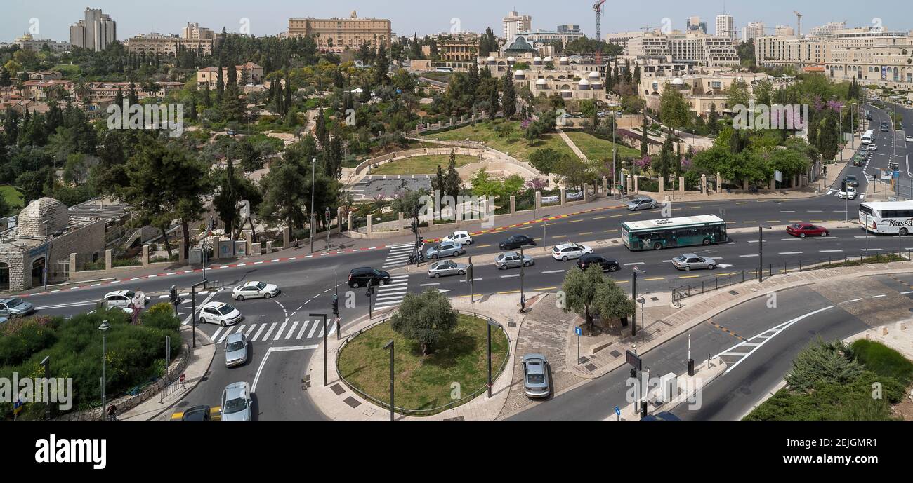 Vue en hauteur des véhicules en mouvement sur la route, Hôtel King David, Mishkenot Sha'anim, Nouvelle ville, Jérusalem, Israël Banque D'Images