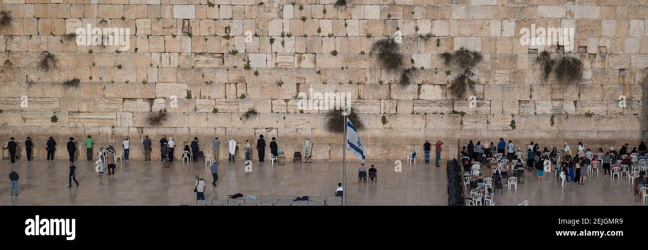 Les Juifs priant au mur occidental, dans la vieille ville, à Jérusalem, en Israël Banque D'Images