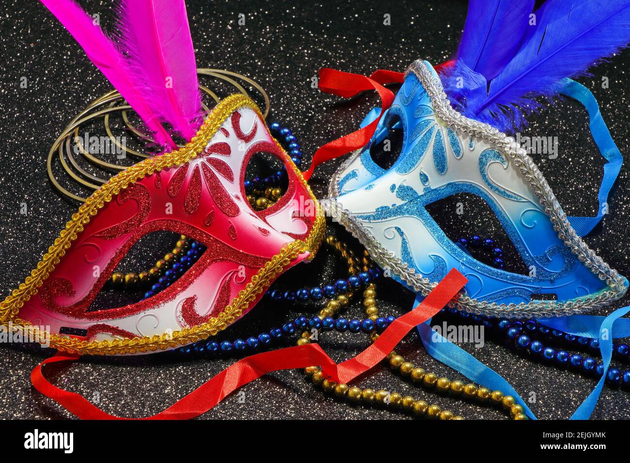 Masques de carnaval avec plumes et bijoux Photo Stock - Alamy