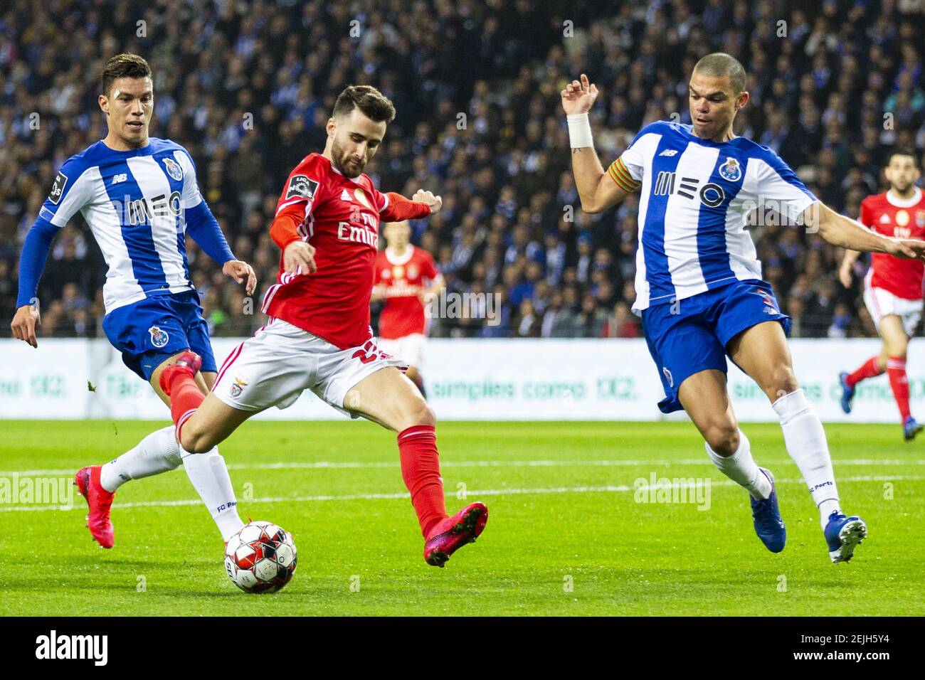 Le joueur du FC Porto, Pepe (R), et le joueur de SL Benfica, Rapa (L), sont  vus en action lors d'un match de football pour la première ligue portugaise  entre le FC