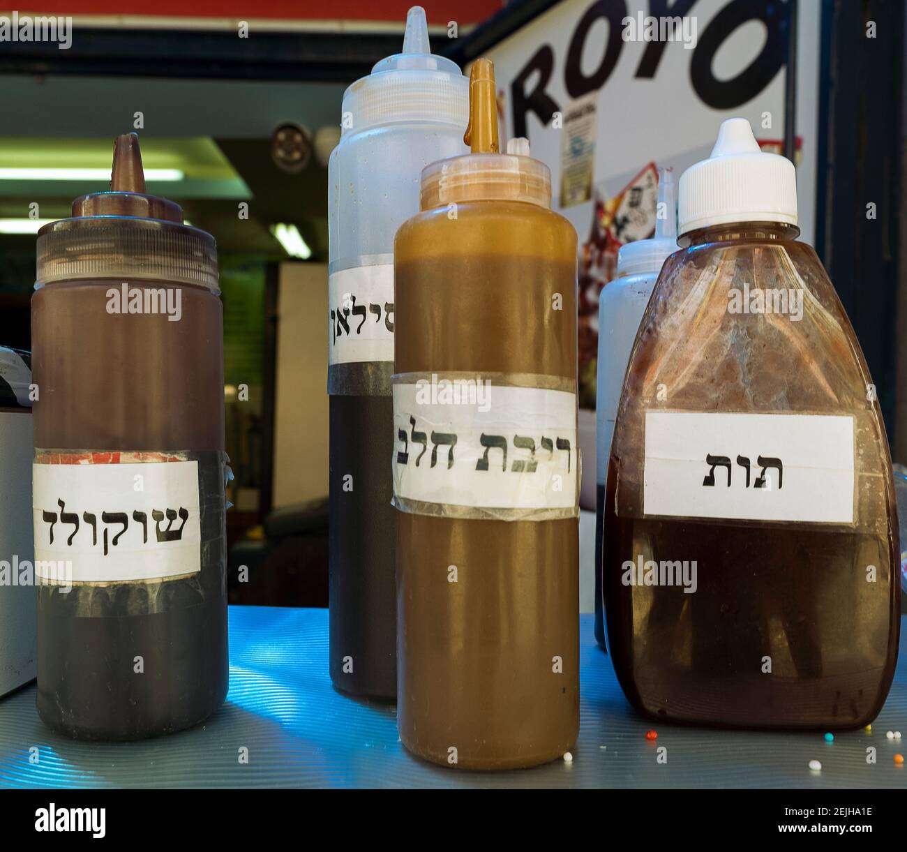 Gros plan des condiments sur table, rue Jérusalem, Safed (Zfat), Galilée, Israël Banque D'Images