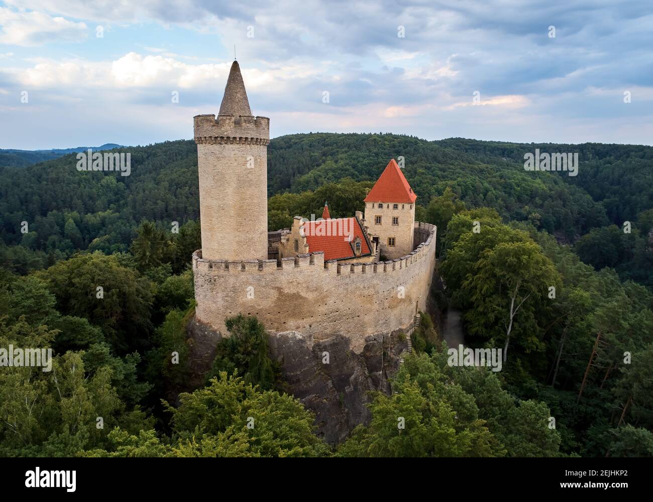 Vue aérienne d'un château médiéval, Kokorin. Palais fortifié avec une tour et un mur sur une colline couverte d'arbres.site touristique. Châteaux dans le C Banque D'Images