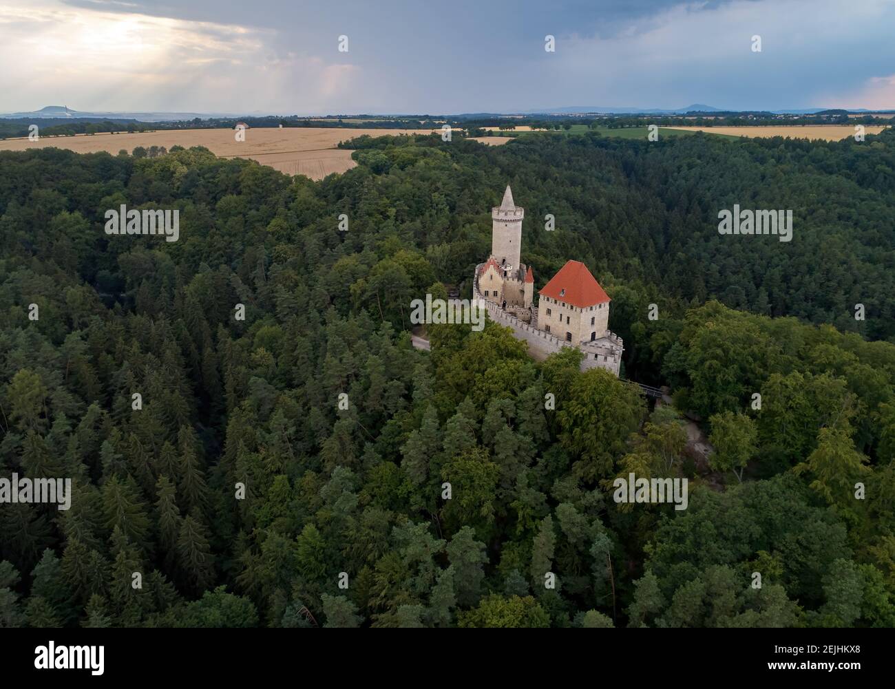 Vue aérienne d'un château médiéval, Kokorin. Palais fortifié avec une tour et un mur sur une colline couverte d'arbres.site touristique. Châteaux dans le C Banque D'Images