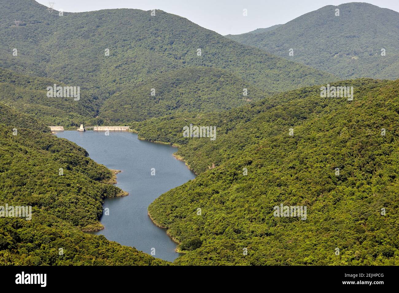 Vue sur le Tai Tam Intermediate Reservoir depuis l'extrémité de Le Tai Tam West est un catchwater Banque D'Images