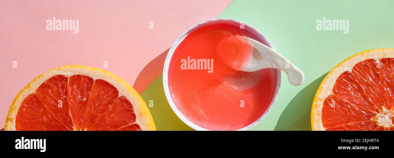 dispositif cosmétique hydrogel pour les yeux pour les soins de la peau sur fond rose. Produit pour soulèvement de visage, rides anti-âge. Vue du dessus, espace de copie.Réalisations de Banque D'Images