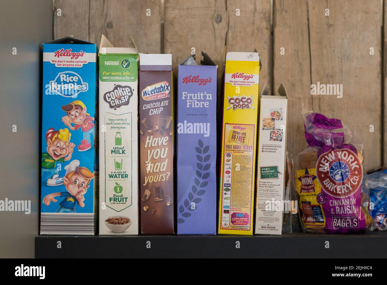 Une rangée de boîtes de céréales alignées sur une étagère dans un bureau moderne Banque D'Images