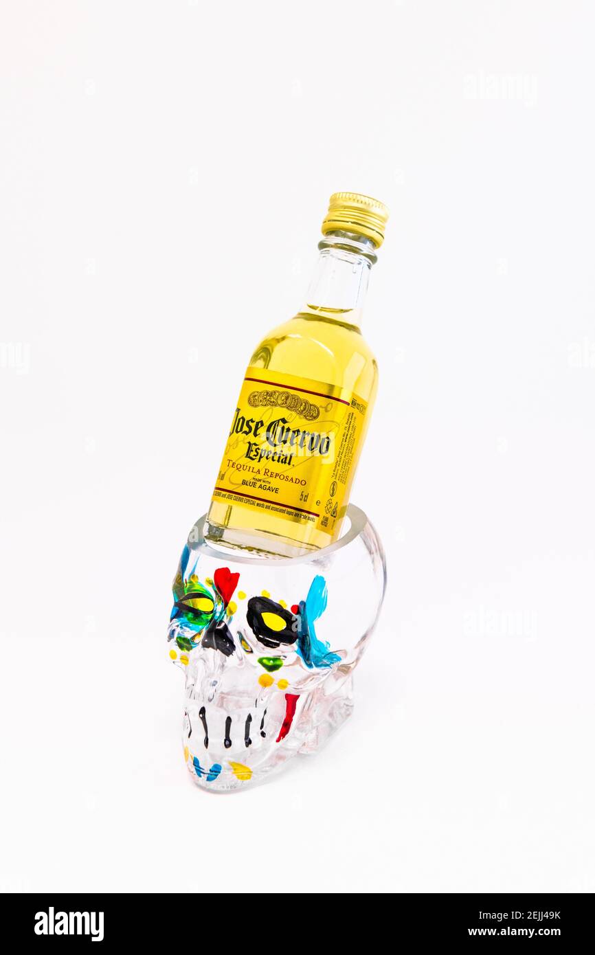 bouteille de 5cl de Jose Cuervo tequila avec crâne humain transparent. Banque D'Images