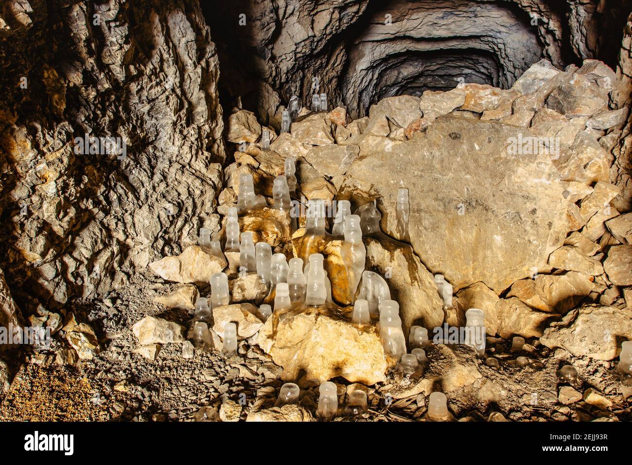 Formations de glace fascinantes et des glaçons dans la carrière et les grottes de calcaire de Chlum, République tchèque.système de grottes à Cesky kras, Karst.Tchèque.gel de jour en plein air Banque D'Images