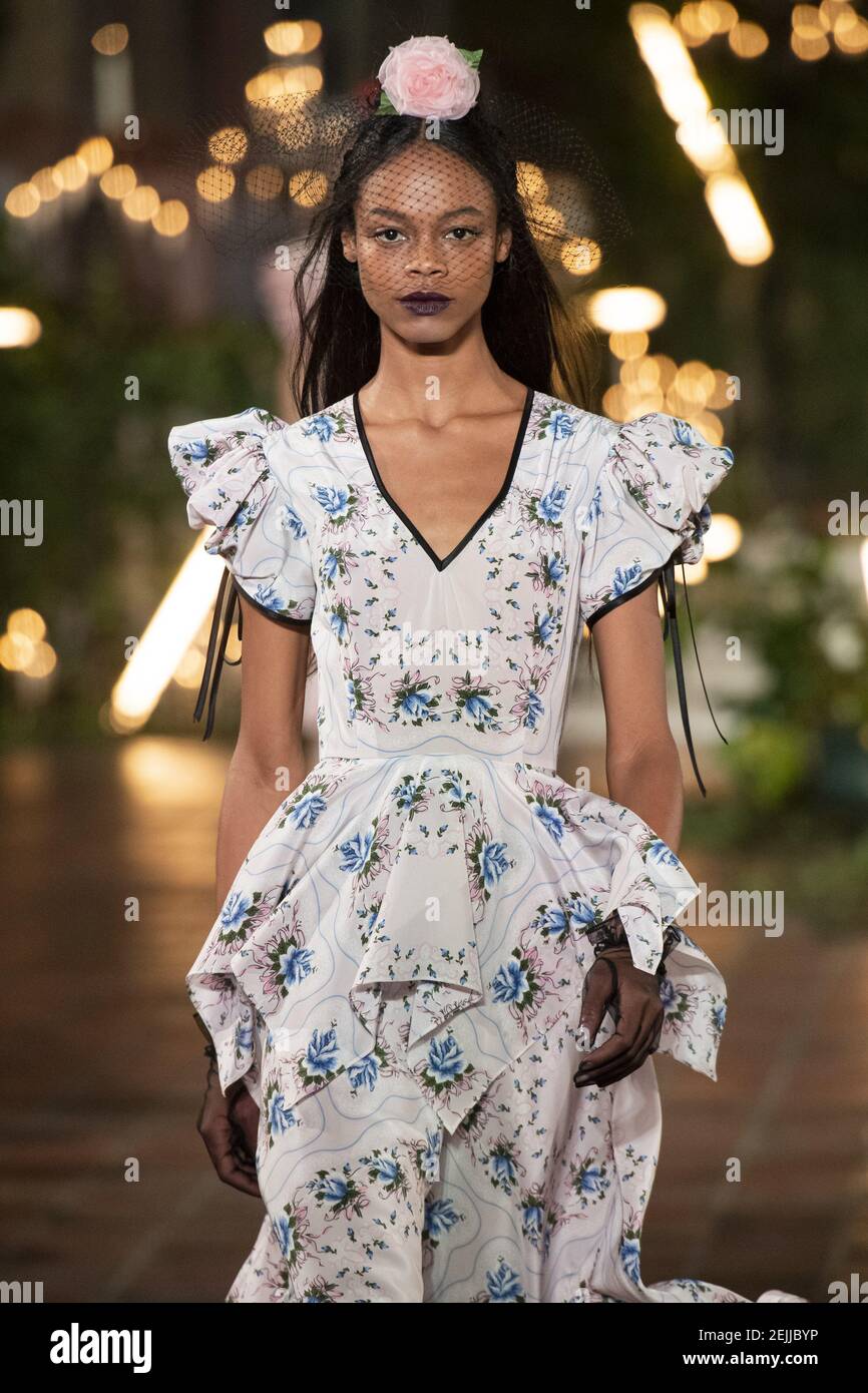 Le modèle marche sur la piste au Rodarte Fashion show pendant l'automne / hiver 2020 / 2021 Fashion week à New York, NY le 11 février 2020. (Photo de Jonas Gustavsson/Sipa USA) Banque D'Images