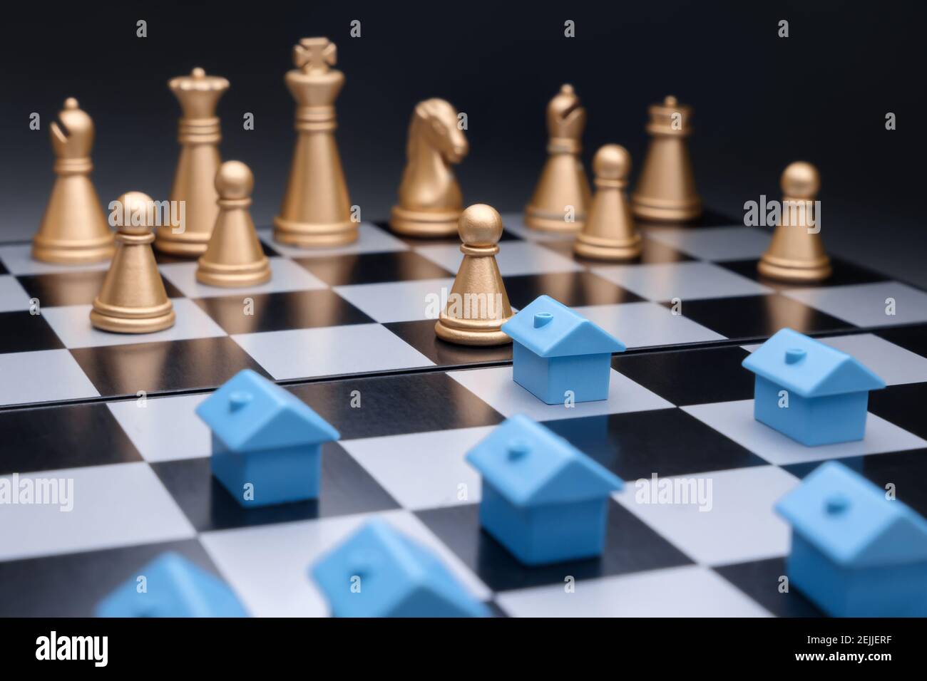 Blue miniature abrite la planification de la stratégie de développement de la propriété sur le plateau d'échecs. Gestion immobilière. Modèle maison immobilier stratégie d'affaires jeu d'échecs Banque D'Images