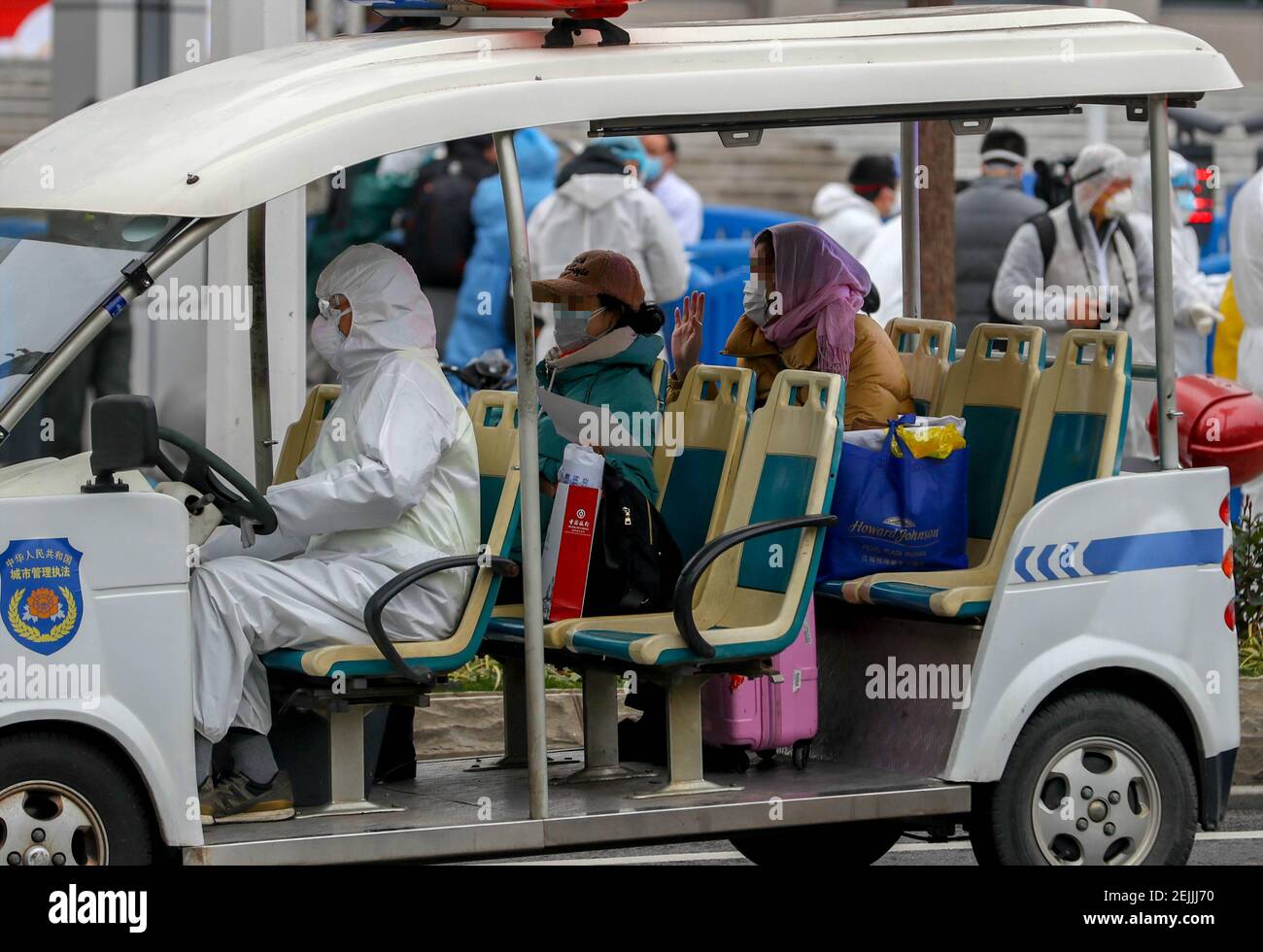 34 nouveaux patients atteints de pneumonie à coronavirus sont sortis de l'hôpital de module sur le terrain après leur rétablissement à Wuhan, Hubei, en Chine, le 11 février 2020. (Photo par Top photo/Sipa USA) Banque D'Images