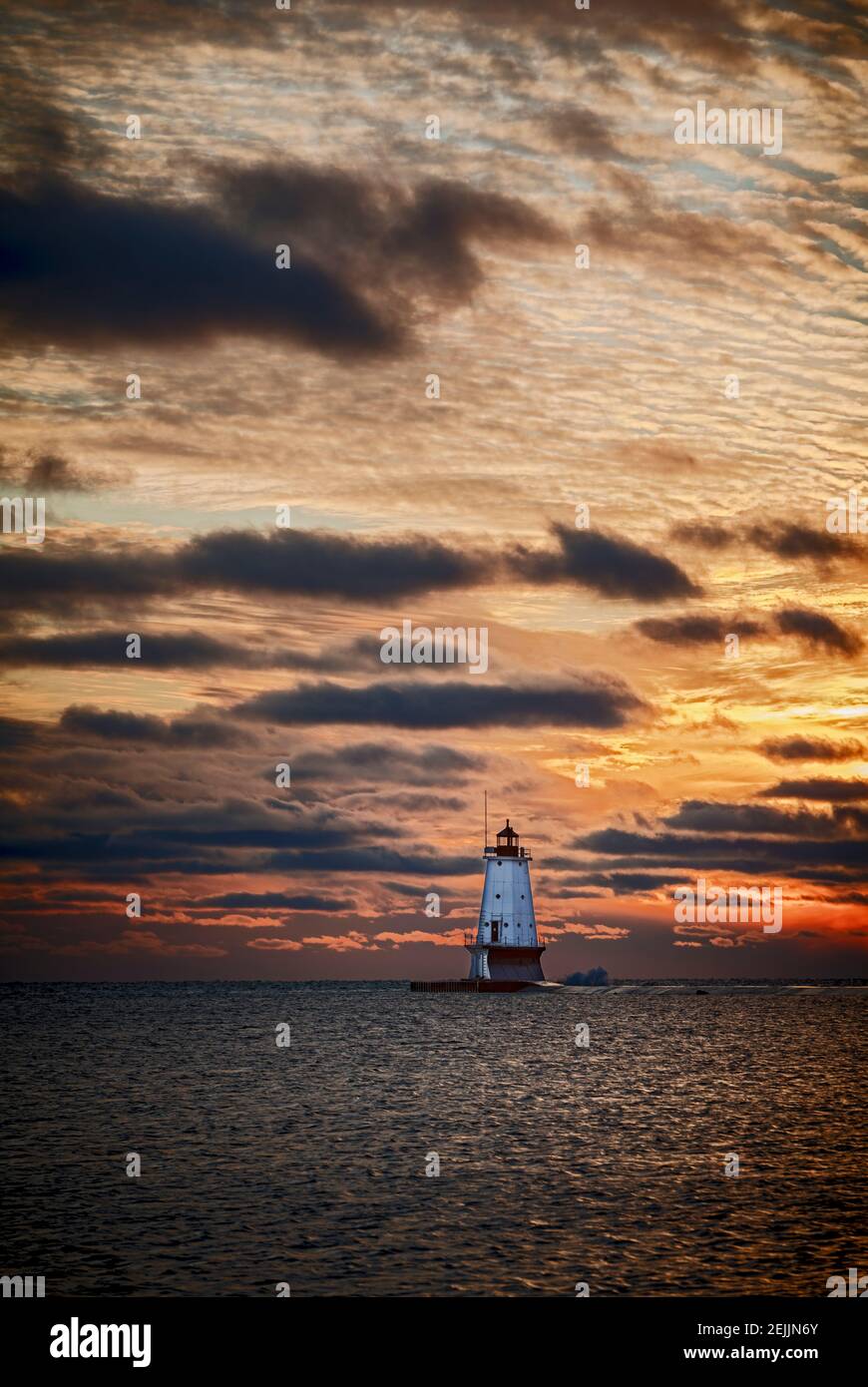 Magnifique coucher de soleil au feu North Breakwater au parc Stearns à Ludington, Michigan, États-Unis. Feu North Breakwater de Ludington au parc Stearns -- Ra Banque D'Images