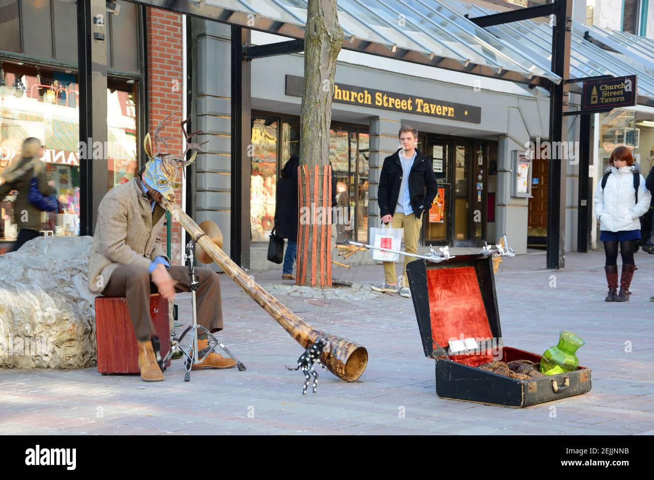 Artiste de rue jouant de la Corne africaine au marché de Church Street dans le centre-ville de Burlington, Vermont VT, États-Unis. Banque D'Images