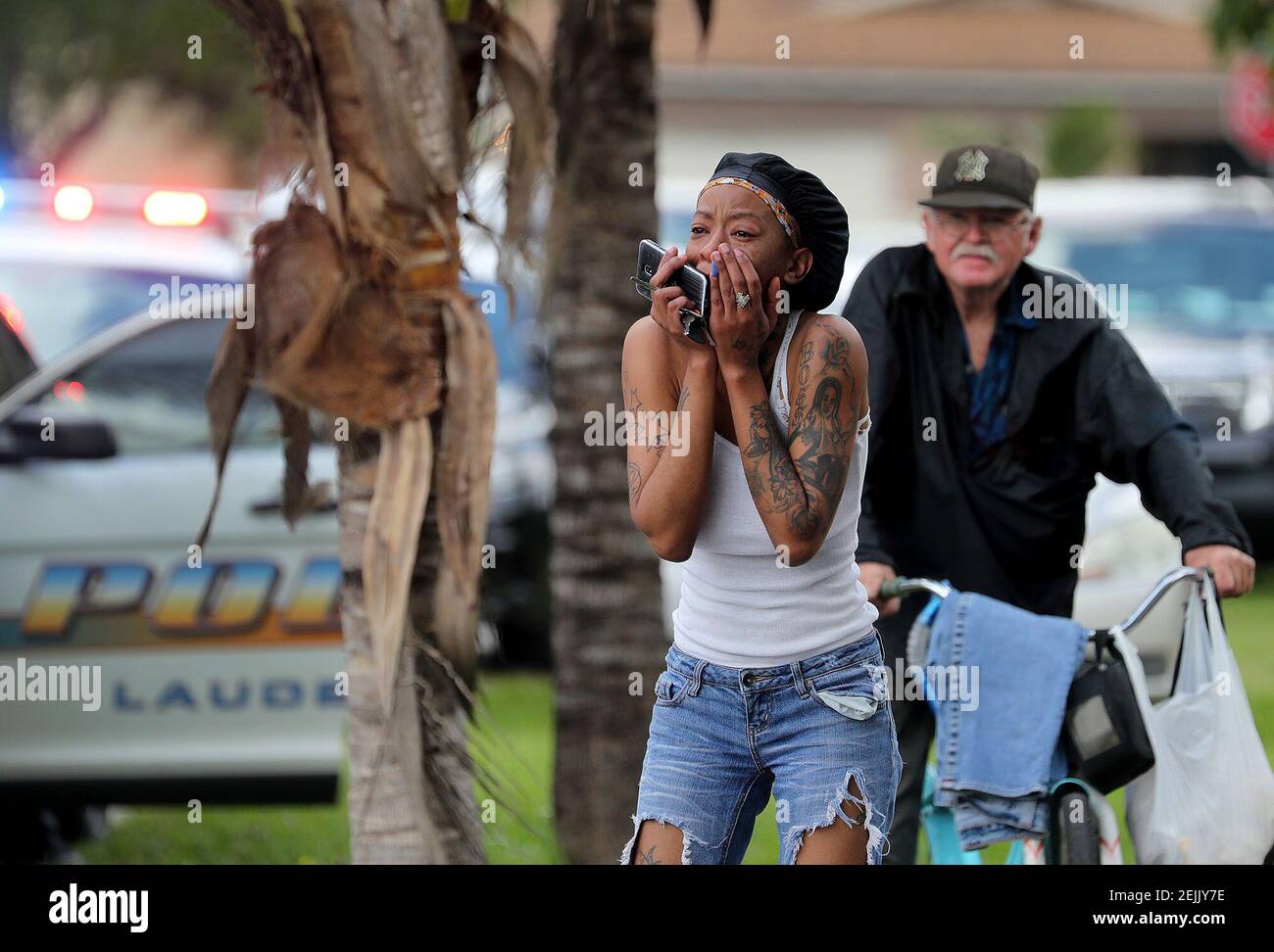 Une femme réagit aux nouvelles de deux jeunes filles qui ont été écrasées avec une machette à Lauderhill, Floride, le 14 février 17, 2020. (Mike stocker/Sun Sentinel/TNS) Banque D'Images