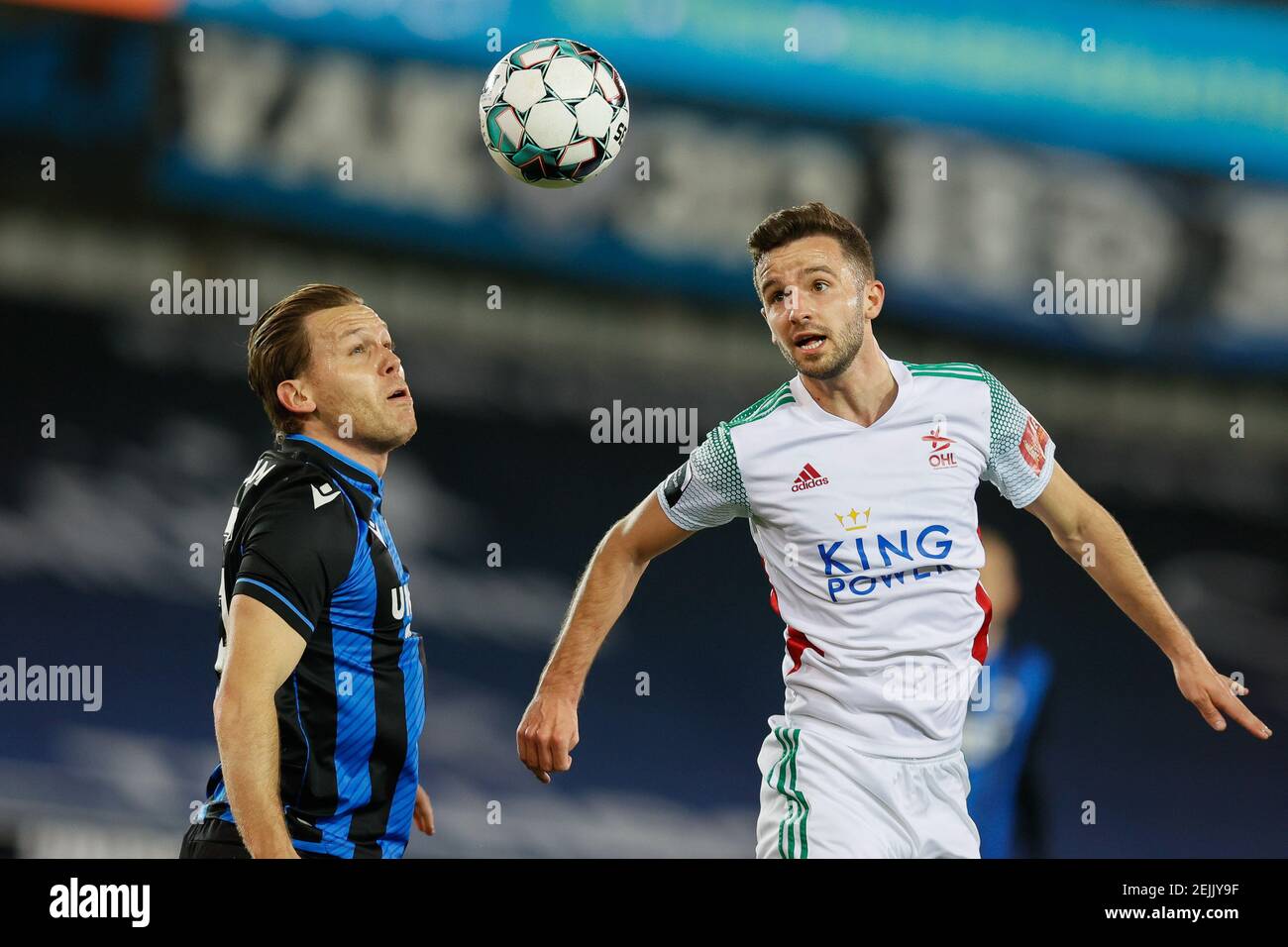 Ruud Vormer du Club et Siebe Schrijvers d'OHL se battent pour le ballon  lors d'un match de football entre le Club Brugge et OHL Oud-Heverlee -  Leuven, lundi 22 Fe Photo Stock -