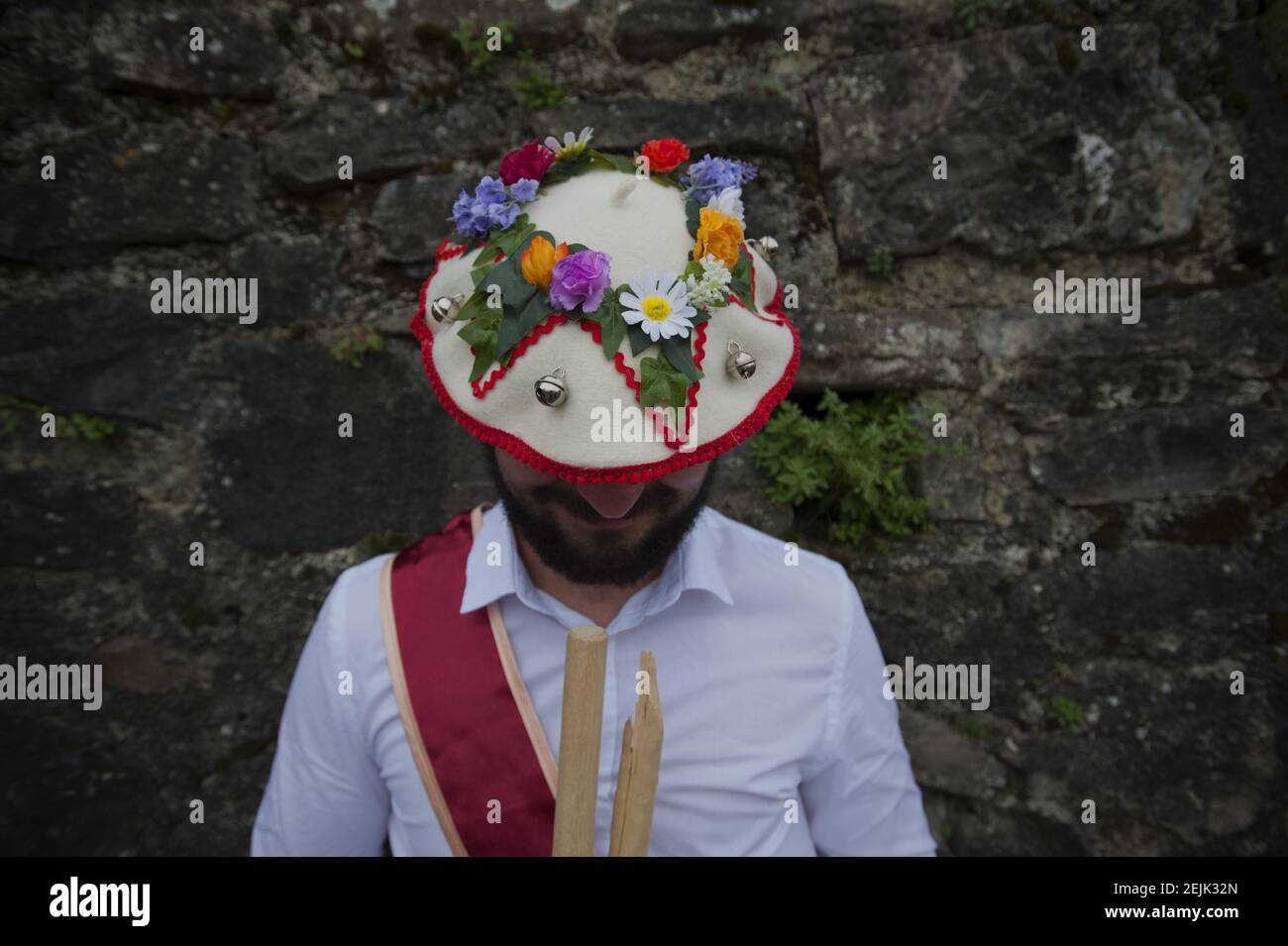 Participant avec un chapeau typique du costume des danseurs d'Urrugne,  appelé 'txapela', pendant le carnaval. Le carnaval d'Urrugne a été récupéré  et réalisé par des jeunes d'un collectif basque-espagnol français, qui se