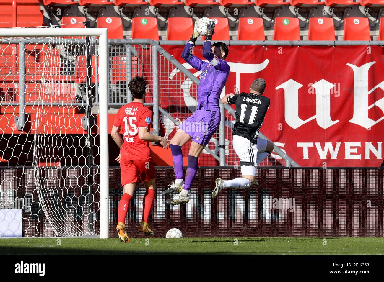 ENSCHEDE, PAYS-BAS - FÉVRIER 21 : Kik Pierie du FC Twente, gardien de but Joel Drommel du FC Twente, Bryan Linssen de Feyenoord pendant l'Erediv néerlandais Banque D'Images